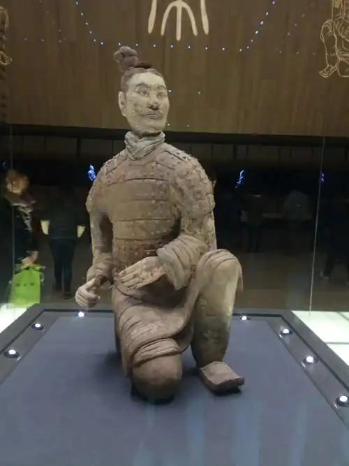 这就是国宝绿脸跪射兵马俑,下体部形状呈三角形,具有稳定性.