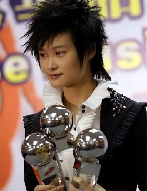 选秀鼻祖李宇春21岁一夜爆红38岁单身不婚父母也着急