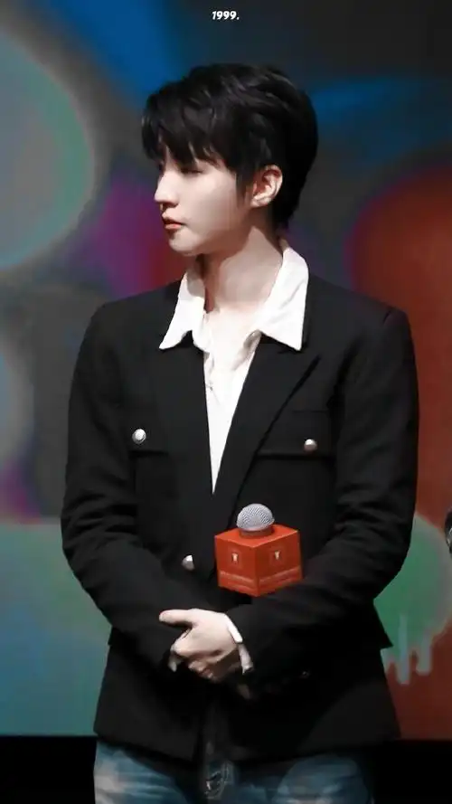 王俊凯王源易烊千玺最新状态##王俊凯西装配牛仔裤