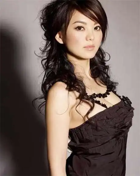 主播李湘早年浓妆艳抹青涩照组图