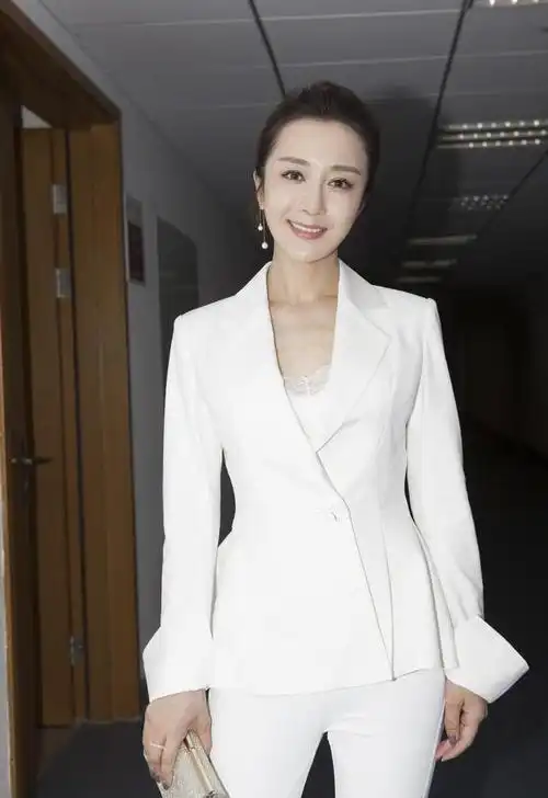 李依晓好有女人味,黑色长西装配薄纱半身裙,优雅温柔又不失气场