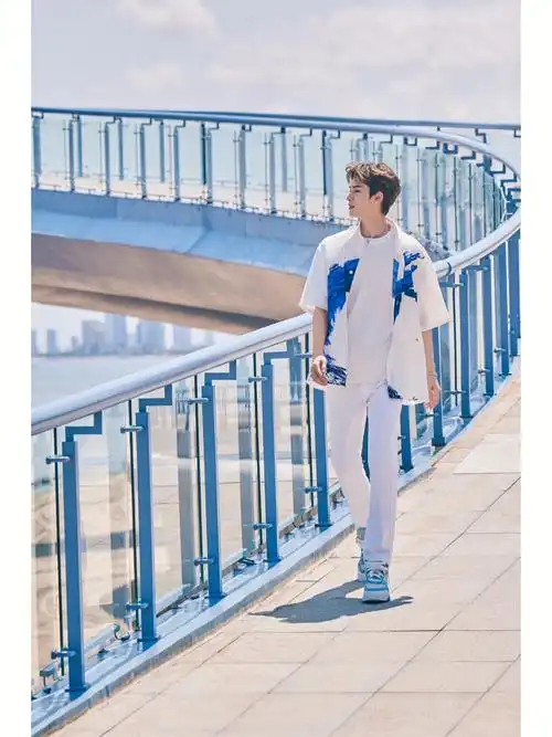 2022820朱正廷清爽走去大海