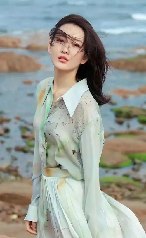 王鸥穿衣性感大胆内衣外穿前卫时髦藏不住的女性魅力