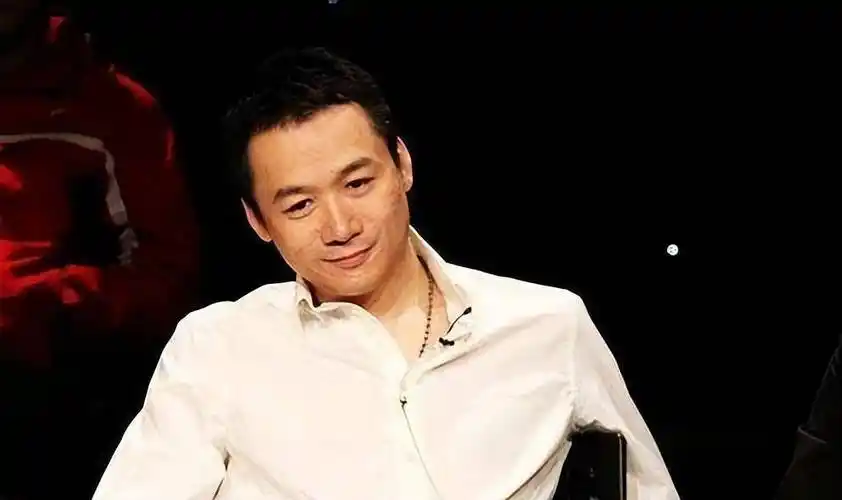 49岁高虎加入某团送外卖,发福明显不敢认了,与网友合影强颜欢笑_生活