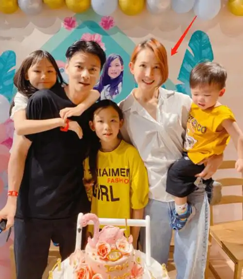 还有不少网友对48岁生完三胎不见胖,美丽好没有肚子的蔡少芬表示羡慕