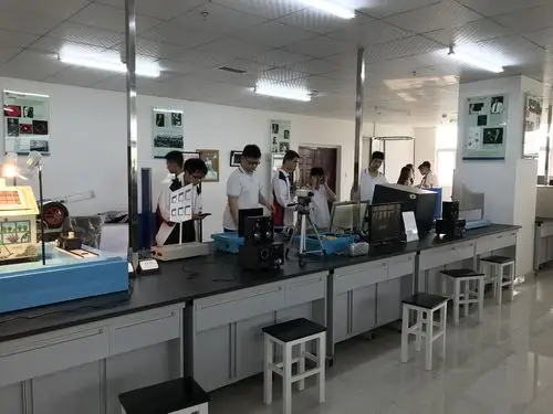 高三学生来我校物理实验室参观