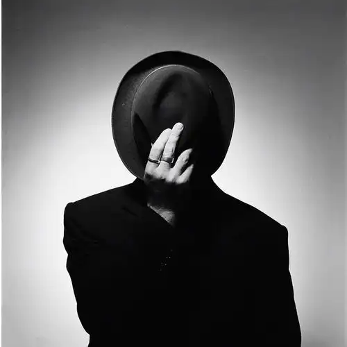 就好像钱串串女神批着黑斗篷,然后油腻大叔老胡一扒,露出了女神真容!