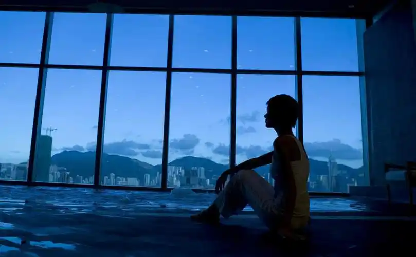 东方人,一个人,家,坐,横图,室内,白天,侧面,山,山脉,玻璃,亚洲,仅一个