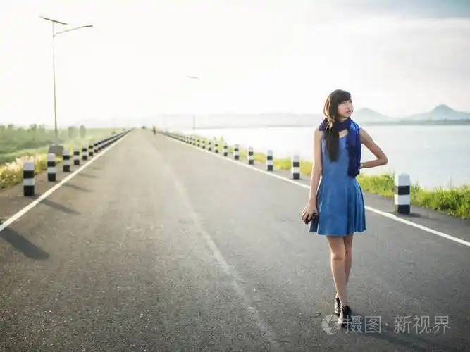 孤独的女人走在路上穿着冬天的时尚