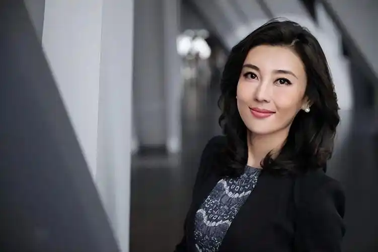 李红14岁辍学18岁逃婚从农村妹到央视一姐风光背后有辛酸