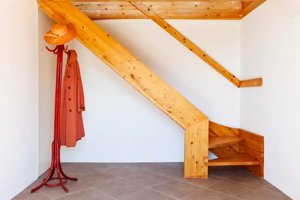 木楼梯,农村家庭室内的木制楼梯