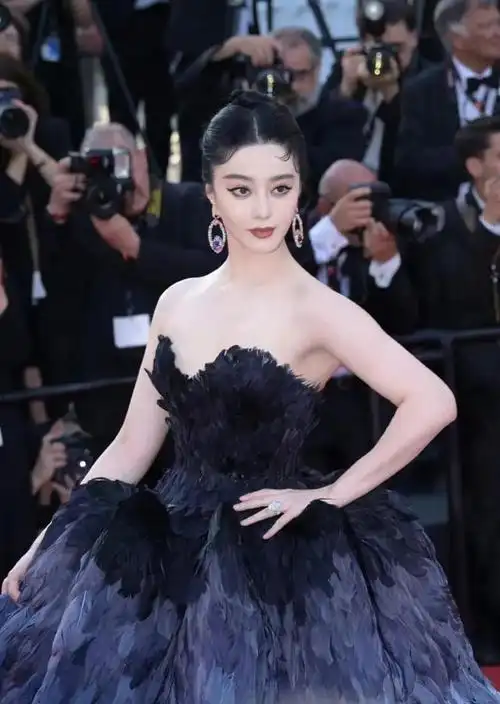 范冰冰在戛纳的最后一场红毯表演|名媛|羽毛裙|米兰时装周_网易订阅