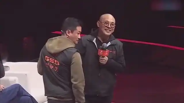 李连杰吴京谁更厉害节目现场进行切磋,看动作就知道谁是真功夫