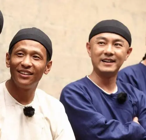 宋小宝合影最显皮肤白的一次,这个人和他关系不一般.