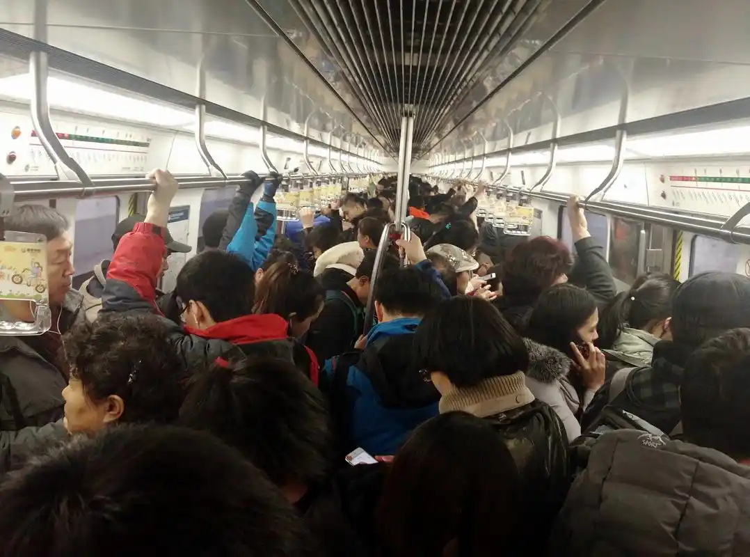坐地铁北京上海哪里更拥挤?北京坐地铁的没有胖子,因为挤不上去