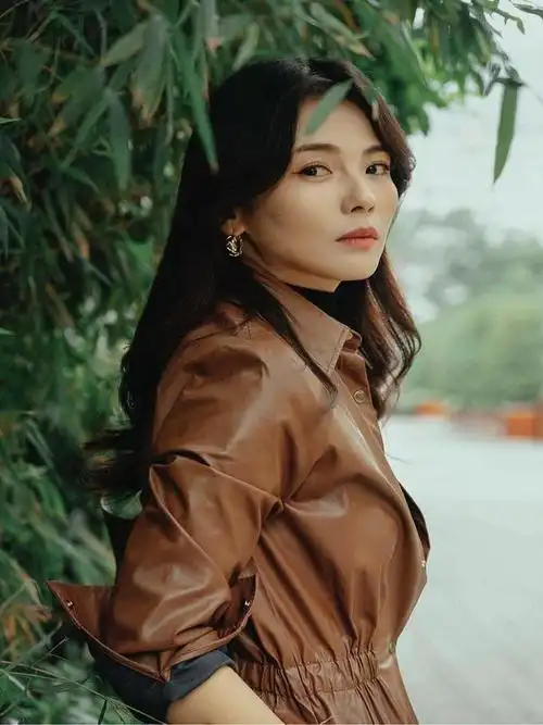 45岁刘涛换了新发型减龄10岁穿西装牛仔裤老爹鞋时髦又减龄