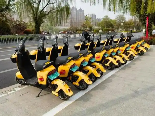 为方便市民出行,菏泽城区首批4800辆青桔,松果,美团共享电单车已投放