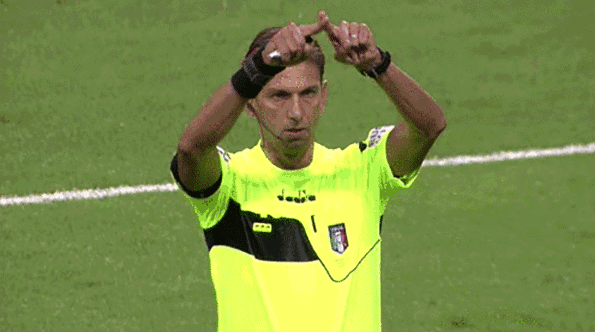 主裁看 var 的时候一般会做这个手势其中, var 视频助理裁判负责视频