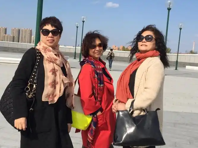 哈尔滨大剧院 深秋的景色美不胜收 美女五人