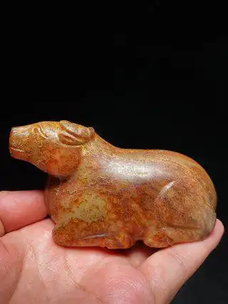 汉和田玉籽料沁色玉牛卧牛摆件