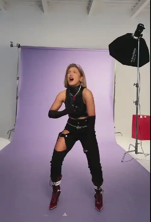 江映蓉对着镜头大跳热舞,不知道是她本人太胖还是衣服太小,直接把肚子