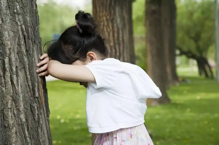 东方人,儿童,一个人,公园,横图,彩色,室外,白天,侧面,度假,时尚,快乐