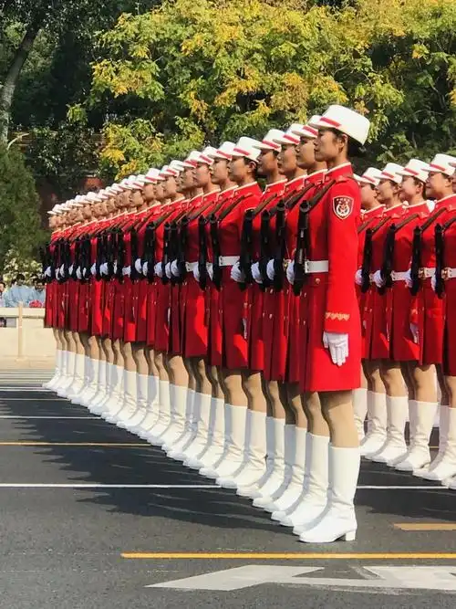 "我们为女民兵设计了以国旗红为主色调的服装,并为其起名为金凤云