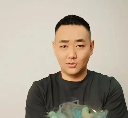 同样,小龙人的扮演者陈嘉男也长大了,今年已经36岁了,如今的陈嘉男