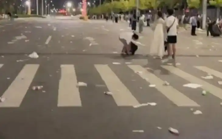 耍大牌?王俊凯女助理机场发飙,连一旁的路人都看不下去了