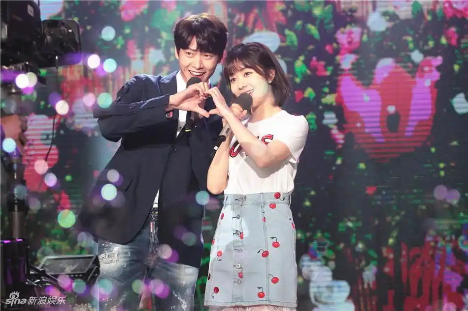 谭松韵魏大勋唱致姗姗来迟的你简直甜憨了