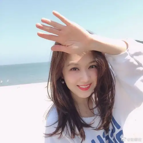 组图:38岁张娜拉久违晒海滩游玩照 长发飘飘笑容甜美依旧