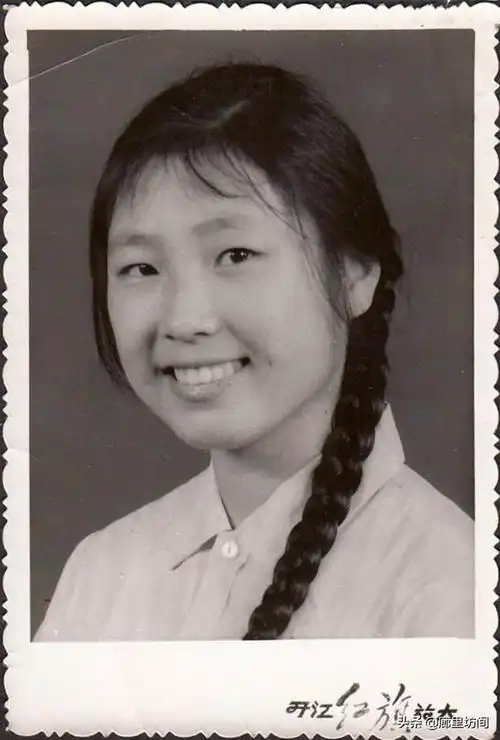 老照片美丽的姑娘辫子长50年代的长辫子姑娘纯真的笑容让人醉