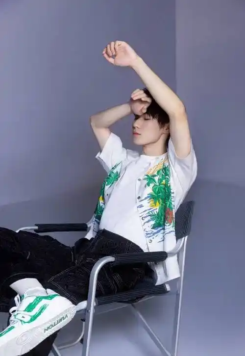 张真源夏日清凉写真释出干净白t薄荷色扑面而来