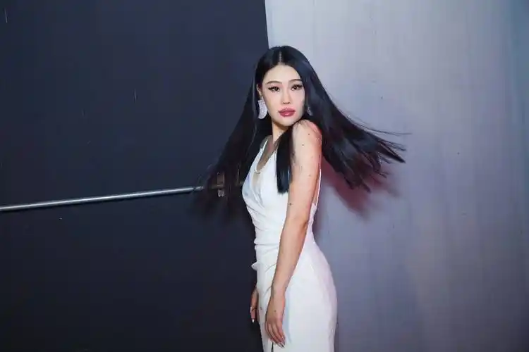 原创36岁袁娅维身材火辣一袭开叉白裙秀身材手臂眼妆镶钻超耀眼