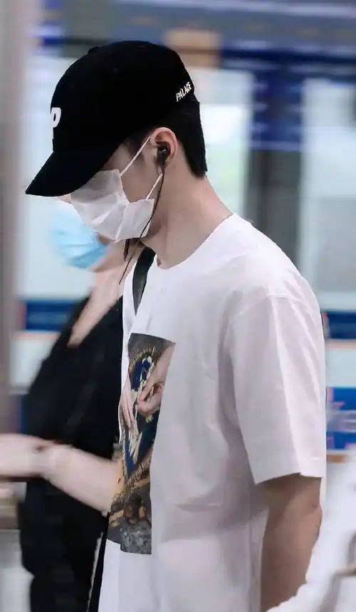 王一博出门看秀,身穿白色t恤,背包里挂着外套前往机场,清爽男高音