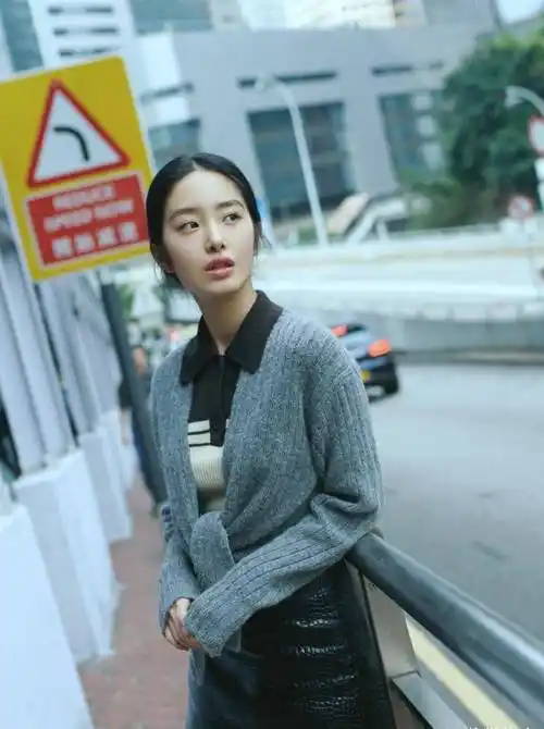 资源咖杨采钰真会穿时尚上衣配牛仔裤上紧下松秀出大长腿