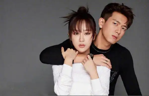 杨紫李现合体现身拍大片 童颜夫妇戏外再合体