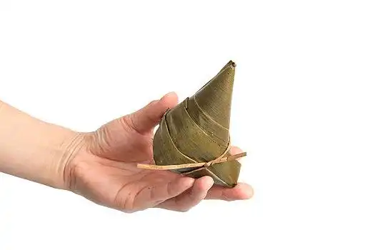 手拿粽子特写