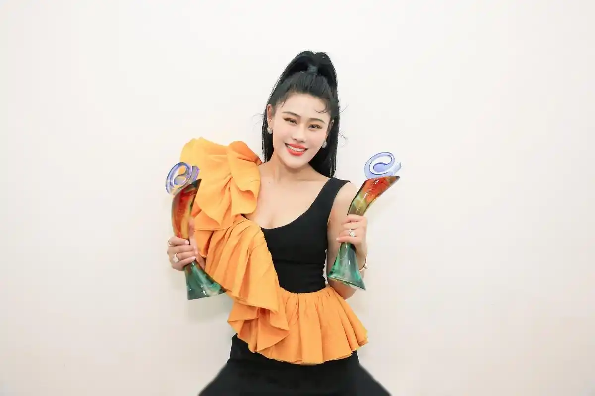 袁娅维闪耀亮相东方风云榜音乐盛典夺"最受欢迎女歌手"等两项大奖.