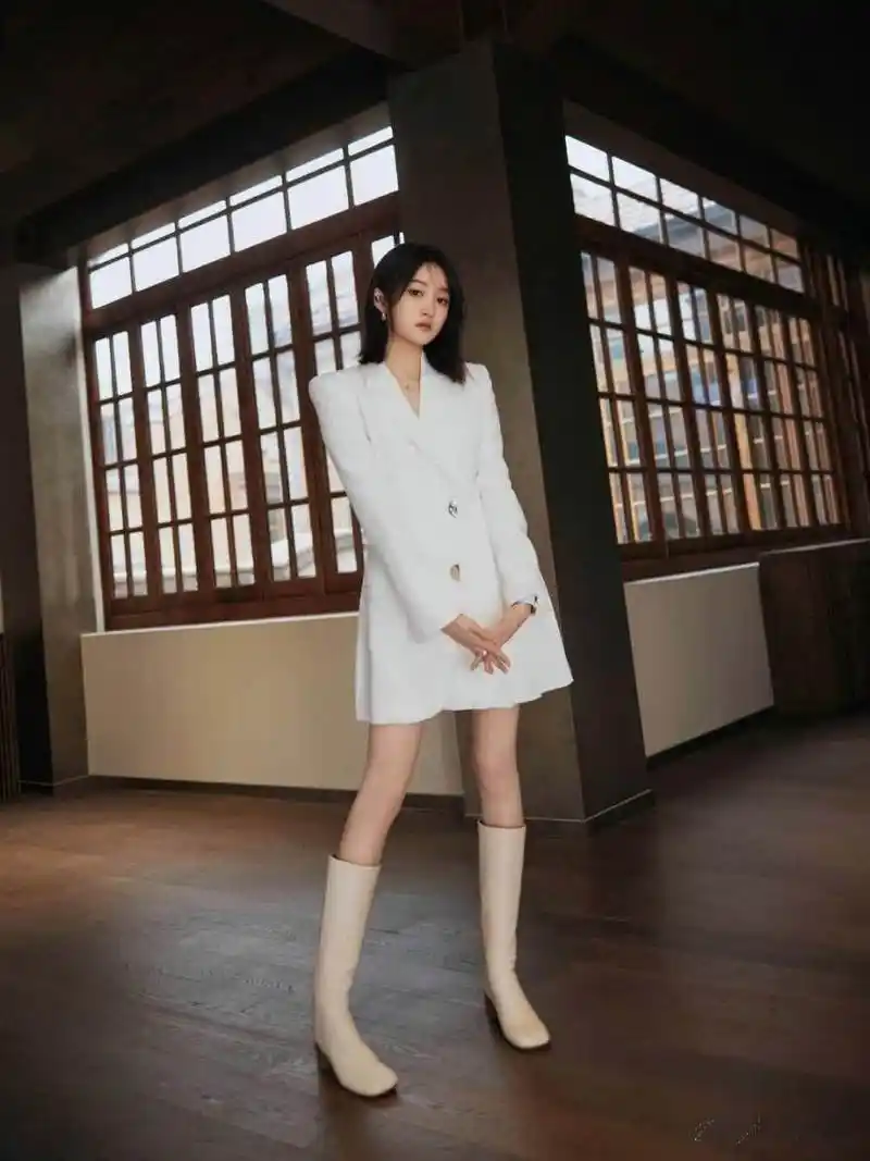 关晓彤白色西装裙