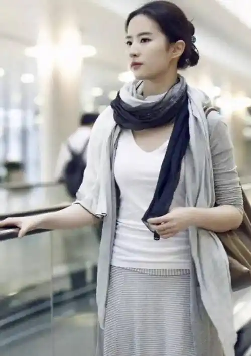 刘亦菲穿"老汉背心"也仙气飘飘,完美诠释了美女披麻袋都好看_气质