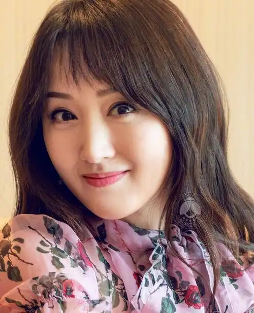 杨钰莹一组近期高清面部特写照眼睛秋水盈盈皮肤吹弹可破