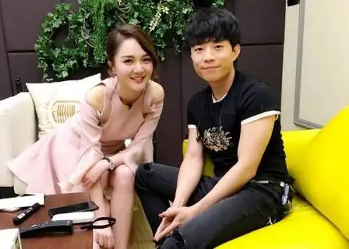 歌手赵雷音乐合伙人靳梦佳个人资料微博 靳梦佳是武大校花吗