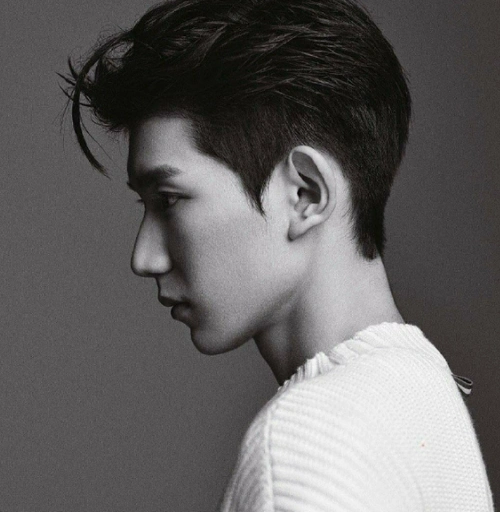 男星们的露额头侧脸照:王俊凯眉毛打洞一言难尽,易烊千玺油头太扣分!
