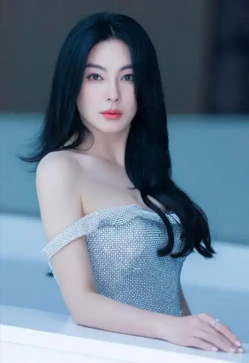 张雨绮太生猛了红色性感吊带大秀事业线真是太有料了