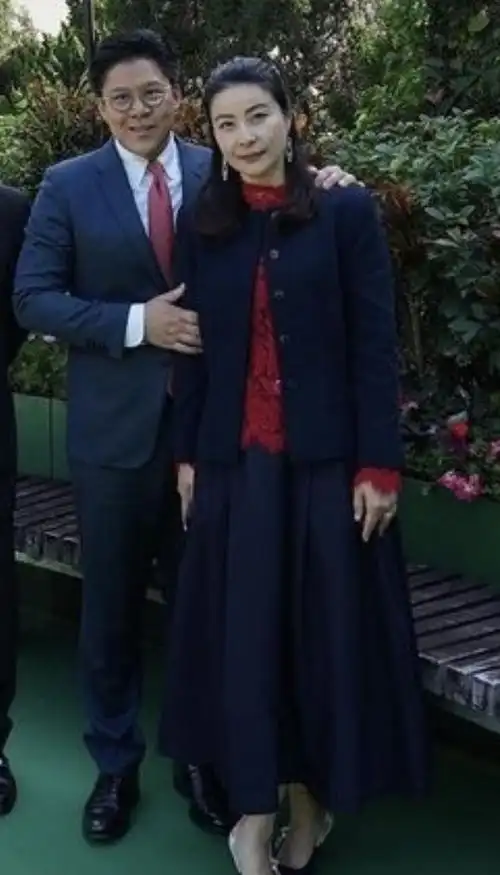 霍启山晒父子四人同框照霍启刚甜搂妻子好宠溺郭晶晶端庄得体