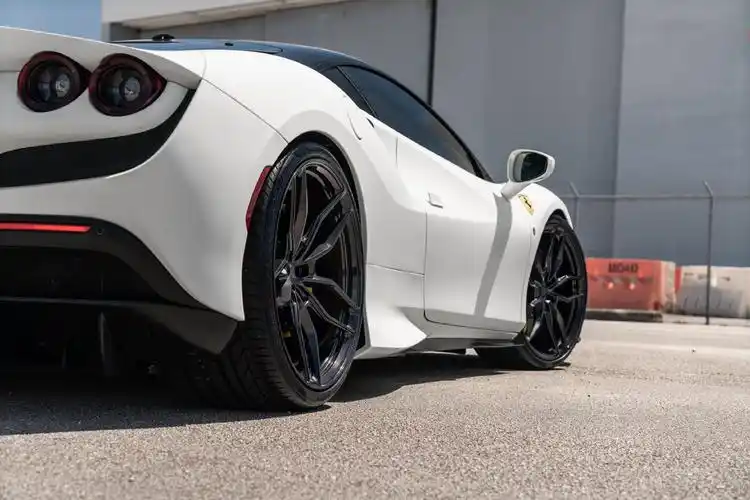 白色的法拉利f8更为优雅