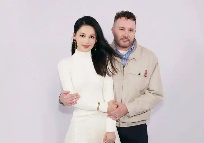 网友卢浮宫偶遇李沁,大赞本人超瘦,同行男子被猜测是男朋友_品牌_漂亮