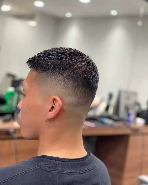 发型适合所有人,头发花白大叔剪完不一样,不信你看_时尚_个性_短发