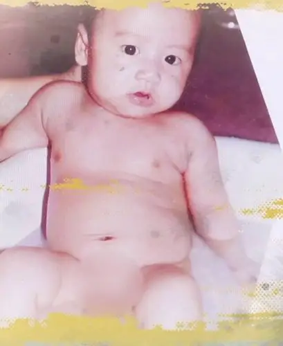 最近有媒体曝光了谢霆锋的童年照,躺在水中洗澡的谢霆锋十分可爱